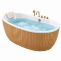 Bañera exenta 170 x 80 cm de acrílico blanco con revestimiento de madera y grifería dorada de hidromasaje